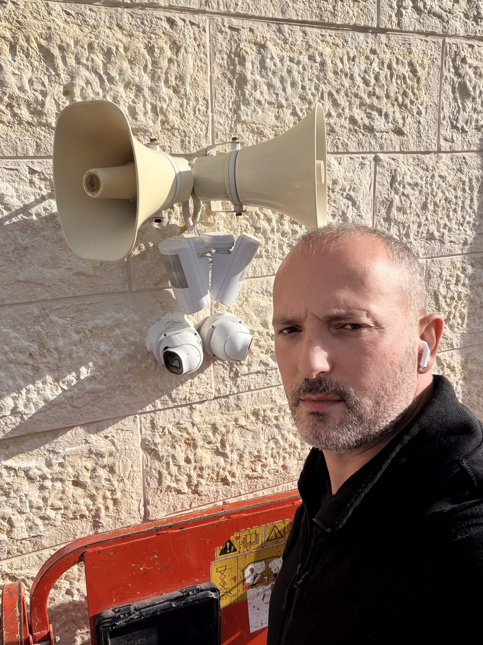 פרויקט סימפל קיי מספר 60 — התקנת מערכות אבטחה